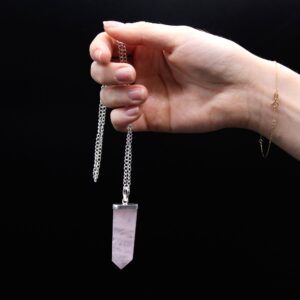 Colgante de cuarzo rosa en forma de lápiz plano con casquillo y cadena bañados en plata