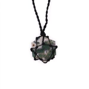 Colgante hexagonal de ágata musgo envuelto en macramé, con cordón