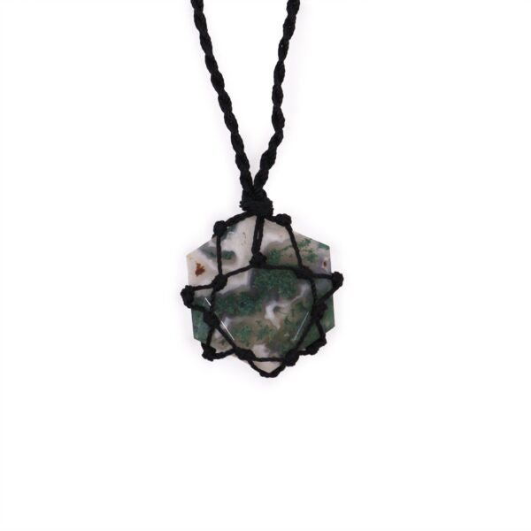 Colgante hexagonal de ágata musgo envuelto en macramé, con cordón