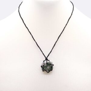 Colgante hexagonal de ágata musgo envuelto en macramé, con cordón