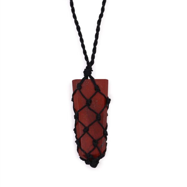 Colgante de jaspe rojo en punta envuelto en una red de nudos de cordón negro