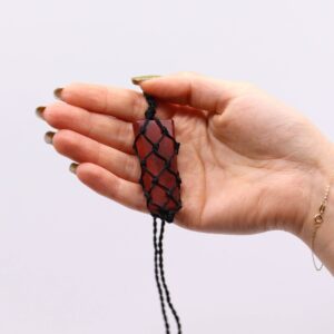 Colgante de jaspe rojo en punta envuelto en una red de nudos de cordón negro