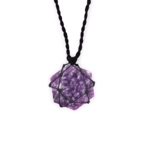 Colgante hexagonal de lepidolita lila sujeto con una red de hilo anudado