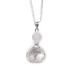 Colgante de manos con baño de plata que sostienen una esfera de cristal de roca, con cadena