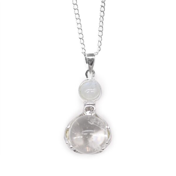 Colgante de manos con baño de plata que sostienen una esfera de cristal de roca, con cadena