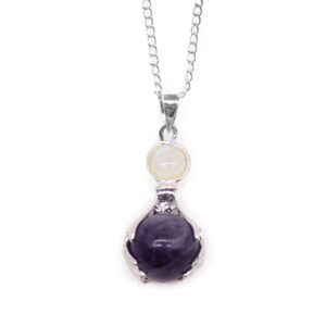 Colgante de dos manos con baño de plata que sostienen una esfera de amatista violeta, con cabujón blanco y cadena