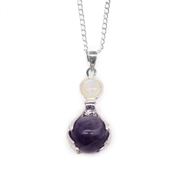 Colgante de dos manos con baño de plata que sostienen una esfera de amatista violeta, con cabujón blanco y cadena