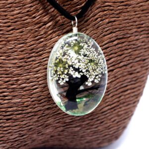 Colgante y pendientes ovalados de vidrio con un árbol de la vida de flores blancas prensadas, en su caja