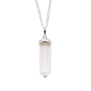 Colgante de cristal de roca en forma de punta con casquillo y cadena bañados en plata