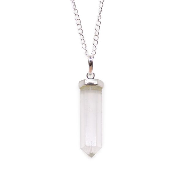 Colgante de cristal de roca en forma de punta con casquillo y cadena bañados en plata