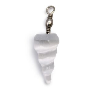 Colgante de selenita blanca tallado en espiral, visto de frente sobre fondo blanco