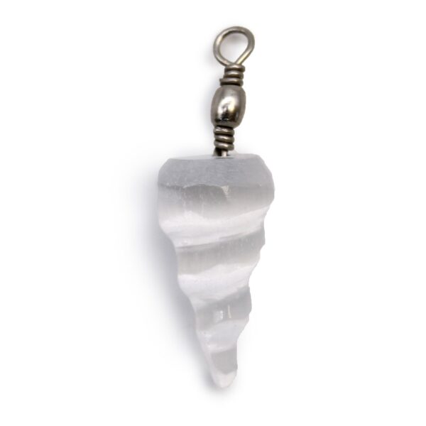 Colgante de selenita blanca tallado en espiral, visto de frente sobre fondo blanco