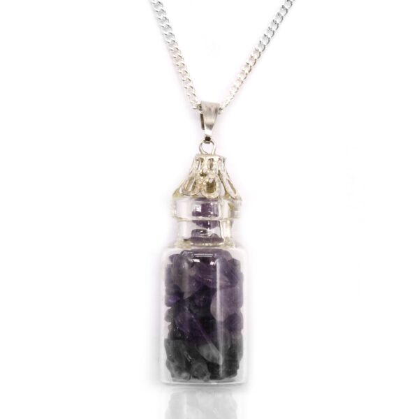 Collar con botellita de vidrio llena de lascas de amatista, remate calado y cadena con baño de plata