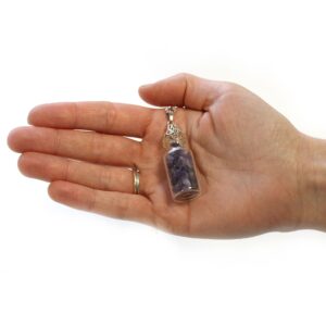 Collar con botellita de vidrio llena de lascas de amatista, remate calado y cadena con baño de plata