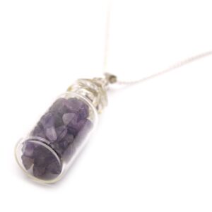 Collar con botellita de vidrio llena de lascas de amatista, remate calado y cadena con baño de plata