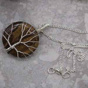 Collar árbol de la vida plateado sobre piedra redonda de ojo de tigre