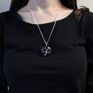 Colgante redondo de ónix negro con árbol de la vida plateado y cadena