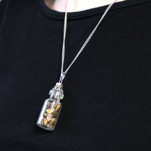 Collar con botellita de vidrio llena de fragmentos de ojo de tigre y remate plateado calado