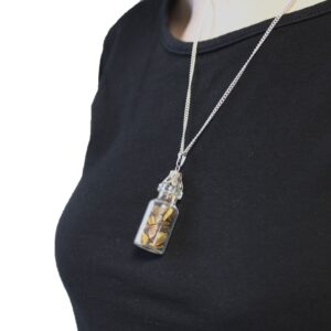 Collar con botellita de vidrio llena de fragmentos de ojo de tigre y remate plateado calado