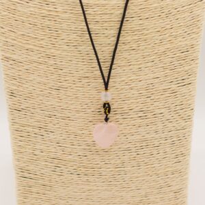 Collar con corazón de cuarzo rosa en cordón negro ajustable