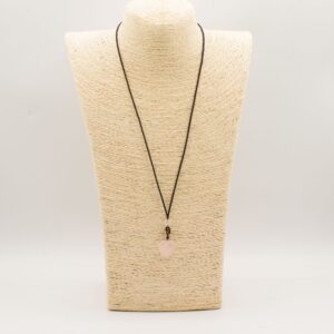 Collar con corazón de cuarzo rosa en cordón negro ajustable