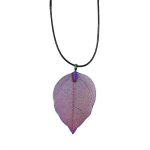 Collar con colgante de hoja natural recubierta de metal multicolor, en violeta con reflejos azules y verdes, colgado de un cordón