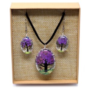 Conjunto de colgante y pendientes ovalados de vidrio con árbol de la vida de flores prensadas lila, en su caja