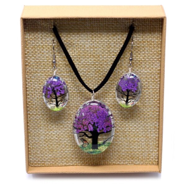 Conjunto de colgante y pendientes ovalados de vidrio con árbol de la vida de flores prensadas lila, en su caja
