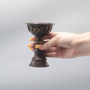 Copa ritual de pie alto con triple luna en relieve dorado y acabado de cobre envejecido