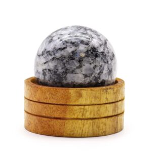 Esfera de piedra lunar india blanca y gris con vetas negras sobre un aro de madera