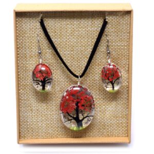 Inicio 13 Colgante y pendientes ovalados de vidrio con un árbol de la vida de flores prensadas en rojo coral y cordón negro, en su caja