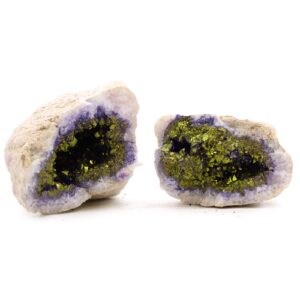 Geoda de calcita abierta en dos mitades, con el interior pintado en morado y dorado