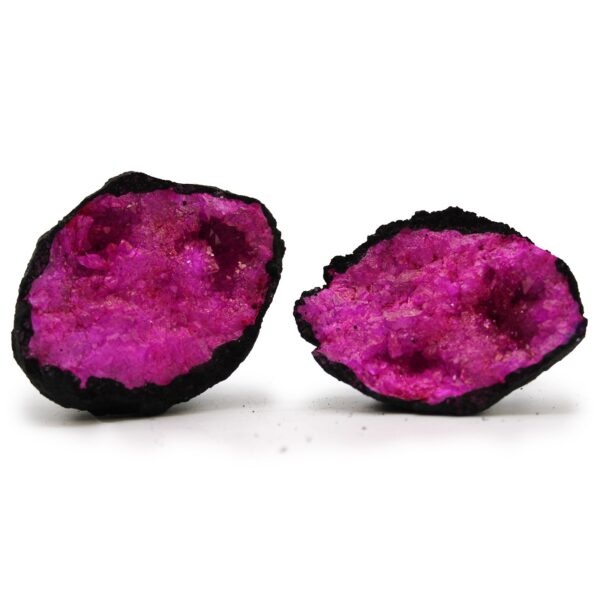 Geoda de calcita pintada abierta, con corteza negra e interior rojo fucsia