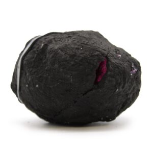 Geoda de calcita pintada abierta, con corteza negra e interior rojo fucsia
