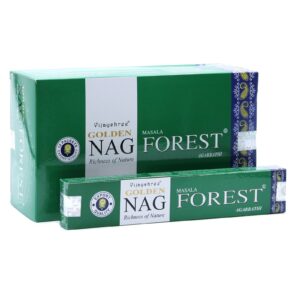 Inicio 13 Paquete de incienso Golden Nag Forest (Bosque) de 15 g delante de su caja expositora verde