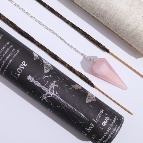 Tubo negro de incienso ritual Amor con péndulo de cuarzo rosa y varillas