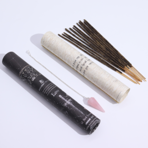 Tubo negro de incienso ritual Amor con péndulo de cuarzo rosa y varillas