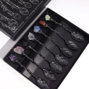 Juego de 7 cucharillas plateado oscuro con piedras en bruto de colores dentro de su caja negra