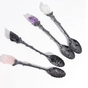 Juego de 7 cucharillas plateado oscuro con piedras en bruto de colores dentro de su caja negra