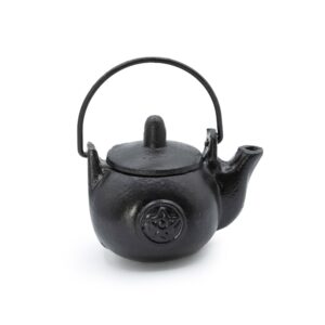 Olla ritual pequeña de hierro fundido negro con tapa, asa, pico y pentáculo en relieve