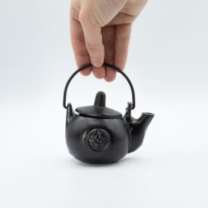 Olla ritual pequeña de hierro fundido negro con tapa, asa, pico y pentáculo en relieve