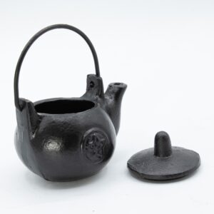 Olla ritual pequeña de hierro fundido negro con tapa, asa, pico y pentáculo en relieve