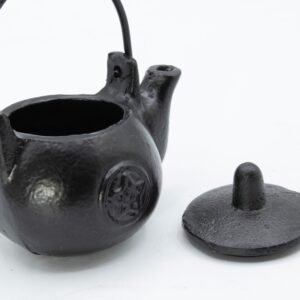 Olla ritual pequeña de hierro fundido negro con tapa, asa, pico y pentáculo en relieve