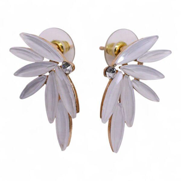 Pendientes de hada en forma de ala de vidrio blanco perla con un punto brillante en el centro