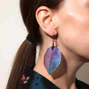 Pendientes de hoja real recubierta de metal tornasolado en morado, azul y verde