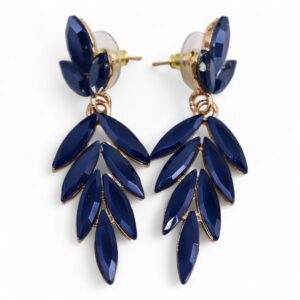 Pendientes largos de vidrio azul en forma de hojas con montura en tono dorado