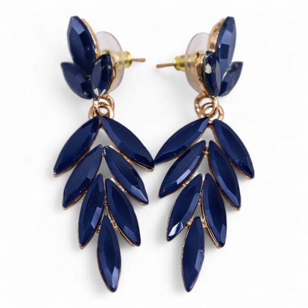Pendientes largos de vidrio azul en forma de hojas con montura en tono dorado