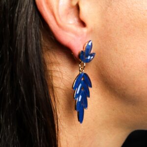 Pendientes largos de vidrio azul en forma de hojas con montura en tono dorado