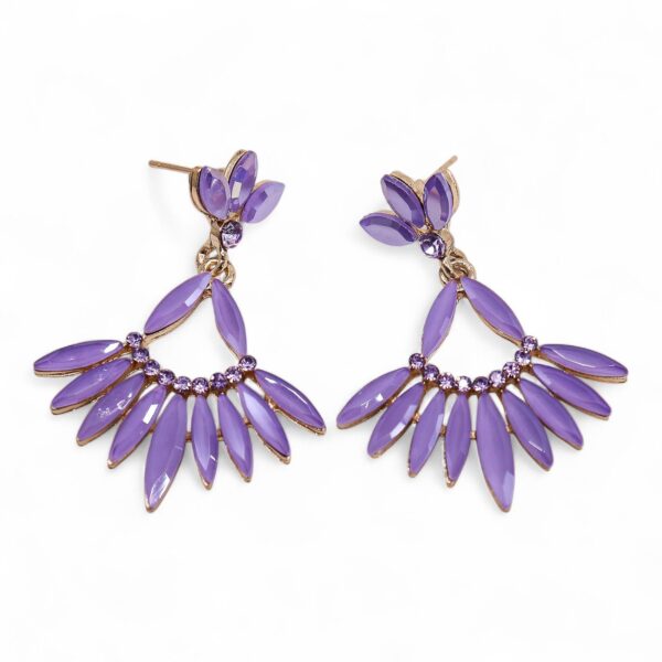 Pendientes largos de vidrio lavanda en forma de abanico con montura de tono dorado