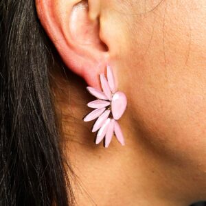 Pendientes de vidrio rosa con una gota facetada en el centro y pétalos alargados en media corona, par en espejo